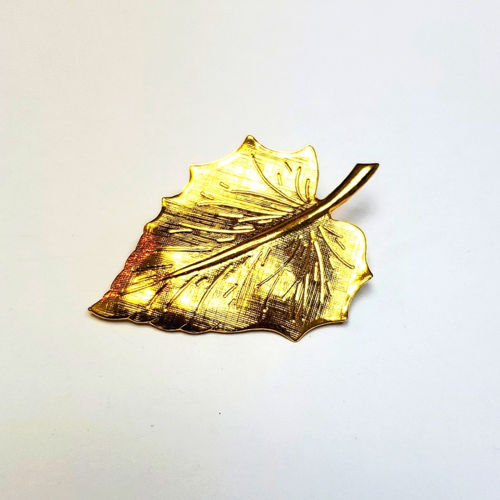 Golden leaf pin